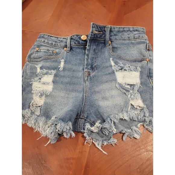 Woman’s Size 3 Almost Famous Cut Off Shorts Well loved - Picture 5 of 12